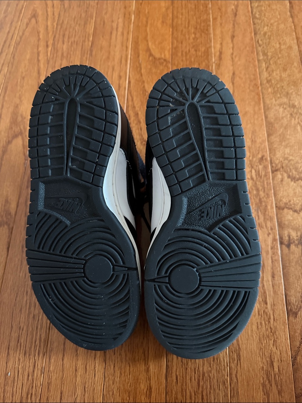 🎉Nike- Black and White Low-Top Sneakers(Size 3.5)🎉 - Picture 5 of 5